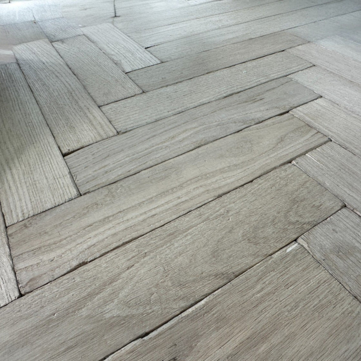 Prime Grade Solid Oak Overlay Blocks – Unfinished, Tumbled/Distressed 10x60x300mm (Per Pack 2.16m2) - Wiltshire Wood Flooring Supplies