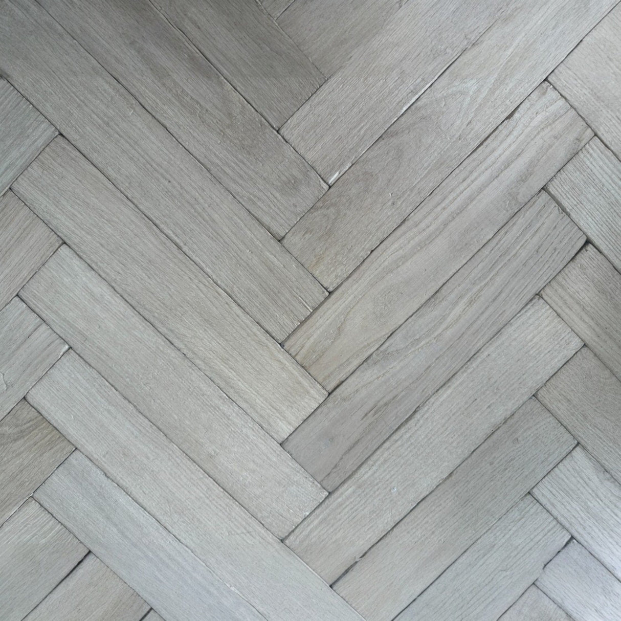 Prime Grade Solid Oak Overlay Blocks – Unfinished, Tumbled/Distressed 10x60x300mm (Per Pack 2.16m2) - Wiltshire Wood Flooring Supplies